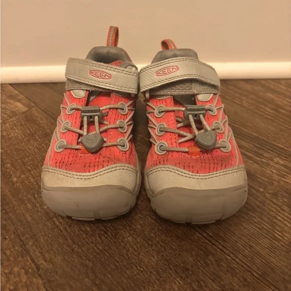 Keen Hiking Sneaker Water Shoe, Kids size 10 - Picture 2 of 5